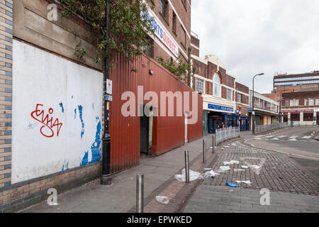 Verschmutzte Straßen und geschlossen. Bis Geschäfte und Abfall auf die Straße geentert, Walsall, West Midlands, England, Großbritannien Stockfoto