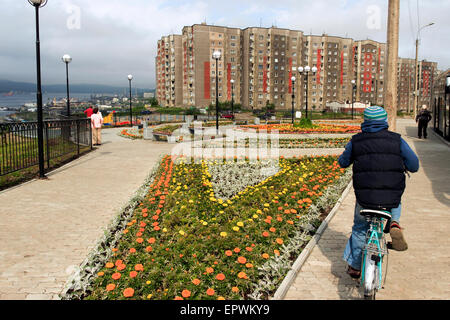 Wohnanlage mit Blick auf den Hafen von Murmansk, Russland Stockfoto