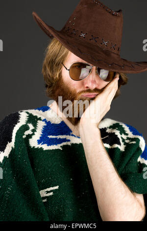 Modell im Studio auf einfachen grauen Hintergrund isoliert Stockfoto