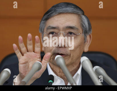 Tokio, Japan. 22. Mai 2015. Gouverneur der Bank of Japan (BOJ) Haruhiko Kuroda besucht eine Pressekonferenz im BOJ Hauptquartier in Tokio, Japan, am 22. Mai 2015. BOJ am Freitag beschlossen, seine massiven geldpolitischen Lockerung beizubehalten und gab eine relativ positive Beurteilung des Zustandes der Wirtschaft basiert auf den steigenden Verbrauch und Investitionen wie die Auswirkungen der letztjährigen Steuer Wanderung beginnen, nachlassen, obwohl immer noch Probleme das Tempo der Inflation. © Stringer/Xinhua/Alamy Live-Nachrichten Stockfoto