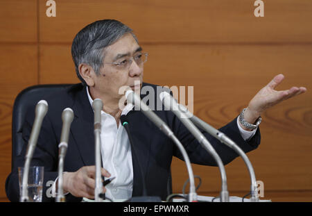 Tokio, Japan. 22. Mai 2015. Gouverneur der Bank of Japan (BOJ) Haruhiko Kuroda besucht eine Pressekonferenz im BOJ Hauptquartier in Tokio, Japan, am 22. Mai 2015. BOJ am Freitag beschlossen, seine massiven geldpolitischen Lockerung beizubehalten und gab eine relativ positive Beurteilung des Zustandes der Wirtschaft basiert auf den steigenden Verbrauch und Investitionen wie die Auswirkungen der letztjährigen Steuer Wanderung beginnen, nachlassen, obwohl immer noch Probleme das Tempo der Inflation. © Stringer/Xinhua/Alamy Live-Nachrichten Stockfoto