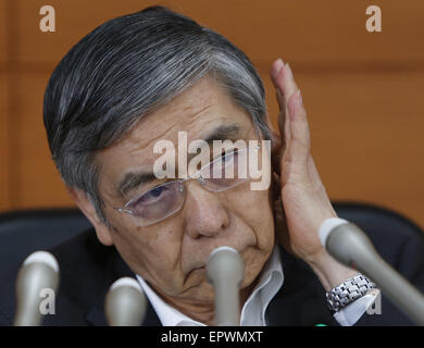 Tokio, Japan. 22. Mai 2015. Gouverneur der Bank of Japan (BOJ) Haruhiko Kuroda besucht eine Pressekonferenz im BOJ Hauptquartier in Tokio, Japan, am 22. Mai 2015. BOJ am Freitag beschlossen, seine massiven geldpolitischen Lockerung beizubehalten und gab eine relativ positive Beurteilung des Zustandes der Wirtschaft basiert auf den steigenden Verbrauch und Investitionen wie die Auswirkungen der letztjährigen Steuer Wanderung beginnen, nachlassen, obwohl immer noch Probleme das Tempo der Inflation. © Stringer/Xinhua/Alamy Live-Nachrichten Stockfoto