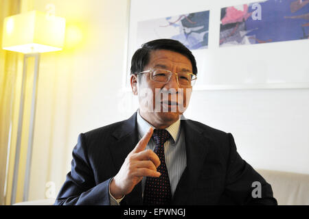 (150522)--Singapur, 22. Mai 2015 (Xinhua)--Shi Yaobin, Vizeminister der chinesischen Ministry of Finance und dauerhafte Professur für die Chefunterhändler treffen, erhält ein Interview in Singapur, am 22. Mai 2015. Die 5. Chefunterhändler treffen zur Errichtung der asiatischen Infrastruktur Investment Bank (AIIB) endete hier am Freitag mit Vereinbarung auf die Artikel der Vereinbarung (AOA) und Beschluss über die Unterzeichnung AOA Ende Juni in Peking. Die dreitägigen Klausurtagung Shi Yaobin und Yee Ping Yi, stellvertretender Staatssekretär des Finanzministeriums Singapurs Co leitete. (Xinhua/Then Chih W Stockfoto