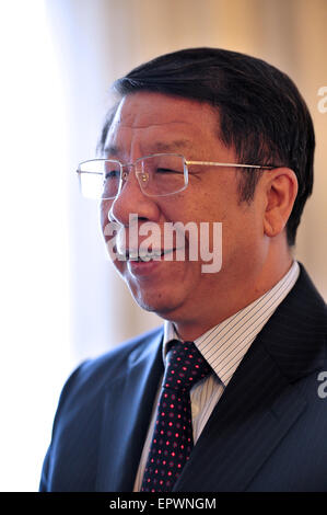 (150522)--Singapur, 22. Mai 2015 (Xinhua)--Shi Yaobin, Vizeminister der chinesischen Ministry of Finance und dauerhafte Professur für die Chefunterhändler treffen, erhält ein Interview in Singapur, am 22. Mai 2015. Die 5. Chefunterhändler treffen zur Errichtung der asiatischen Infrastruktur Investment Bank (AIIB) endete hier am Freitag mit Vereinbarung auf die Artikel der Vereinbarung (AOA) und Beschluss über die Unterzeichnung AOA Ende Juni in Peking. Die dreitägigen Klausurtagung Shi Yaobin und Yee Ping Yi, stellvertretender Staatssekretär des Finanzministeriums Singapurs Co leitete. (Xinhua/Then Chih W Stockfoto