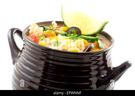 Herzhaft und würzig Tortilla Suppe mit Paprika und Koriander garnieren Stockfoto