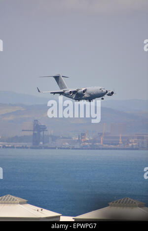 Gibraltar. 22. Mai 2015. Die Ankunft am 1330hrs heute von einem militärischen Transportflugzeug C130 fiel mit der Ankunft der HMS Astute, ein Atom-u-Boot der Astute-Klasse nach Gibraltar. Das Flugzeug wird geglaubt, um militärisches Personal am felsigen Taube Training teilnehmen, tunnel-Kriegsführung basierte Übungen transportiert werden. Bildnachweis: Stephen Ignacio/Alamy Live-Nachrichten Stockfoto