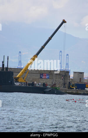 Gibraltar. 22. Mai 2015. HMS Hinterhalt, Atom-u-Boot der Astute-Klasse nach dem Laden von Torpedos in den Morgenstunden. Die u-Boot-Präsenz in Gibraltar führte zu Beschwerden von spanischen Umweltgruppen wie Verdermar, seine Präsenz in Gibraltar zu verurteilen. Bildnachweis: Stephen Ignacio/Alamy Live-Nachrichten Stockfoto