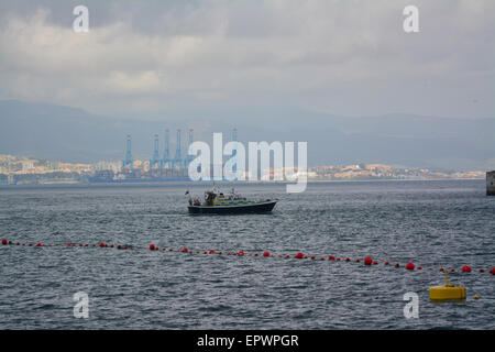 Gibraltar. 22. Mai 2015. Ein Patrouillenboot Gibraltar Verteidigung Police sichert eine Sperrzone von 200m nach Warnungen von der Hafenbehörde, die gefährliche materielle räumliche nehmen würde an der südlichen Mole legen wo HMS Hinterhalt festgemacht wurde. Bildnachweis: Stephen Ignacio/Alamy Live-Nachrichten Stockfoto