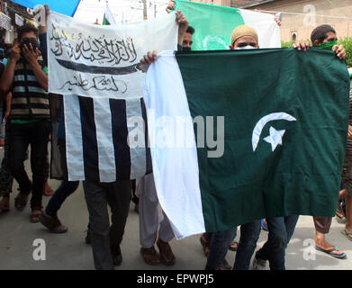 Srinagar, indische verabreicht Kaschmir. 22. Mai 2015. Anhänger des kaschmirischen Separatisten Mirwaiz Umer Farooq wurden gesehen, wehende Fahnen von Pakistan und pro-Pakistan Parolen schreien, während einer Protestaktion. Flaggen der Terror-Organisation-Lashkar-e Taiba wurden ebenfalls entdeckt. Die Demonstranten stießen mit der Polizei und warfen mit Steinen. Die Polizei setzte Tränengas-Granaten um sie zu zerstreuen. Dies ist das dritte Mal in diesem Jahr, die pakistanischen Flaggen in Srinagar gesehen wurden.  Am 1. Mai wurden sie bei einer Kundgebung in Tral in South Kaschmir, gerichteten Hurriyat Führer Syed Ali Shah Geelani gesehen. Bildnachweis: Sofi Suhail/Alamy Live-Nachrichten Stockfoto