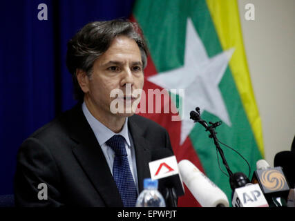 (150522)--YANGON, 22. Mai 2015 (Xinhua)--US Deputy Secretary Of State Antony J. Blinken bei einer Pressekonferenz während seines Besuchs in Myanmar in Yangon, Myanmar, am 22. Mai 2015 spricht. (Xinhua/U Aung) (Zhf) Stockfoto