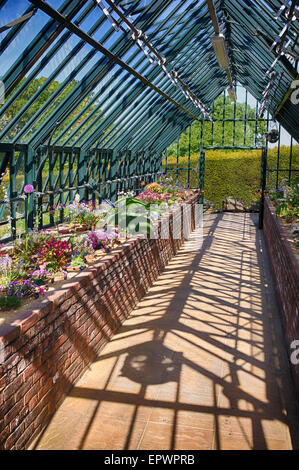 RHS Wisley Gärten Alpine House in voller Blüte. Surrey, UK. HDR Stockfoto