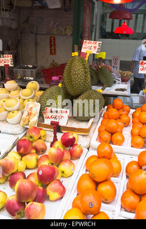 dh MONG KOK HONG KONG Durian Frucht Äpfel und Orangen Früchte Stall Preisschilder Markt Stockfoto