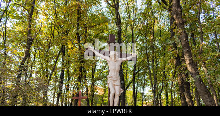 Aus Holz Kreuz Kreuzigung auf Mount Podbrdo, Berg der Erscheinung mit Blick auf das Dorf von Medjugorje in Bosnien Ed Erzegovina Stockfoto