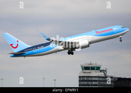 Thomson Airways Boeing 767-300 klettert vom Start-und Landebahn 05 L Manchester Airport. Stockfoto