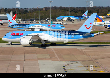 Landebahn 05L Thomson Airways Boeing 787-8 Taxis am Flughafen Manchester. Stockfoto