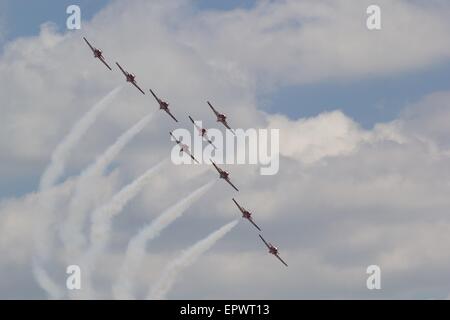 Canadian Air Force "Snowbirds" führen in die CT-114-TutorInnen an der Great New England Air Show, Westover Air Reserve Base, Masse Stockfoto