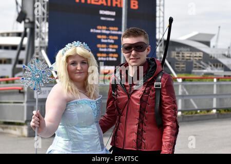 Excel Centre, London, Großbritannien. 22. Mai 2015.   Kelly-Ann und Sam sind scharf Cosplay-Fans.  Sie kamen bei der MCM Comic Con als Charaktere Glynda von Wicked und Arsenal von Pfeil.  Der MCM-London-Comic-Con gehört zu Europas größten Multi-Genre-Fan-Kongresse.  Zweimal jährlich in London stattfindet, ist es ein Magnet für Cosplay und Sci-Fi Fans aus ganz England.  Bildnachweis: Gordon Scammell/Alamy Live-Nachrichten Stockfoto