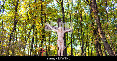 Aus Holz Kreuz Kreuzigung auf Mount Podbrdo, Berg der Erscheinung mit Blick auf das Dorf von Medjugorje in Bosnien Ed Erzegovina Stockfoto