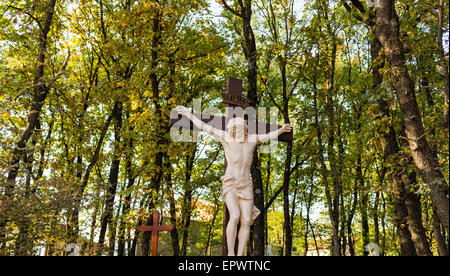 Aus Holz Kreuz Kreuzigung auf Mount Podbrdo, Berg der Erscheinung mit Blick auf das Dorf von Medjugorje in Bosnien Ed Erzegovina Stockfoto