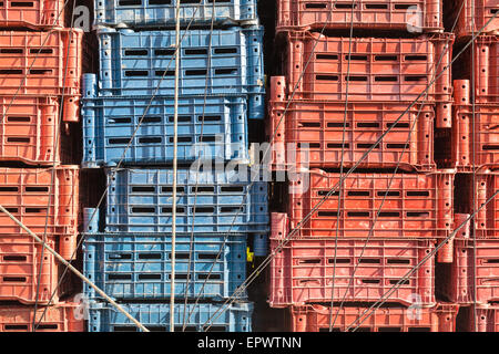 Leere Kunststoff-Cargo-Boxen sind in einem Lastwagen gestapelt. Stockfoto