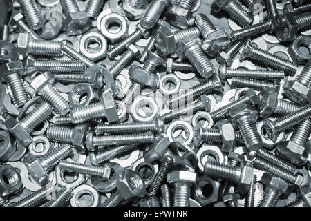 Glänzend, Schrauben und Muttern, blau getönten Fotohintergrund mit selektiven Fokus Stockfoto