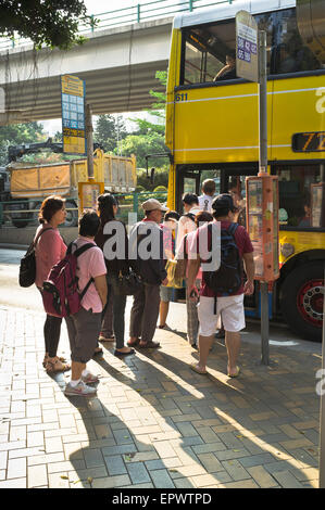 Dh-Haltestelle CAUSEWAY BAY HONG KONG Chinesen bus Fahrgäste Wartezeiten an Bus Haltung Schlange Menschen Stockfoto