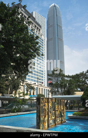 dh Chater Square CENTRAL HONG KONG Wasser Feature Kunst und IFC-Gebäude Stockfoto