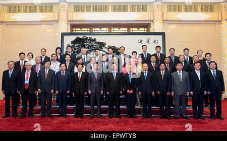 Peking, China. 22. Mai 2015. Liu Qibao (C vorne), Mitglied des Politbüros des Zentralkomitees der kommunistischen Partei von China (CPC) und Leiter des ZK der Abteilung Öffentlichkeitsarbeit, trifft sich mit Vertretern der überseeischen chinesischen Medien in Peking, Hauptstadt von China, 22. Mai 2015. © Wang Ye/Xinhua/Alamy Live-Nachrichten Stockfoto