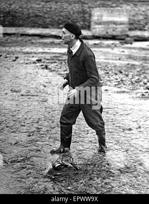 LUDWIG KARL KOCH (1881-1974) Naturgeschichte Sender und Ton Tonmeister über 1947 bei der Herstellung Welle Tonaufnahmen am Fistral Bay, North Cornwall Stockfoto