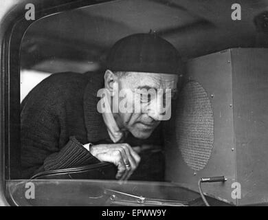 LUDWIG KARL KOCH (1881-1974) Naturgeschichte Sender und Ton Tonmeister über 1947 bei der Herstellung Welle Tonaufnahmen am Fistral Bay, North Cornwall Stockfoto