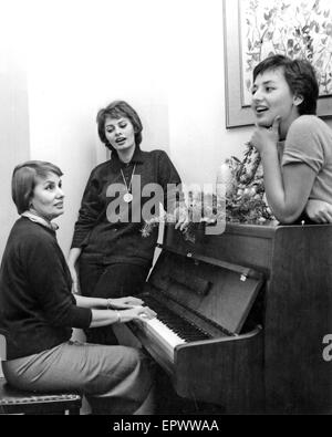 SOPHIA LOREN Italian Schauspielerin ca. 1960 mit ihrer Mutter Romilda, Klavierlehrer und Schwester Maria. Foto Interphoto Stockfoto