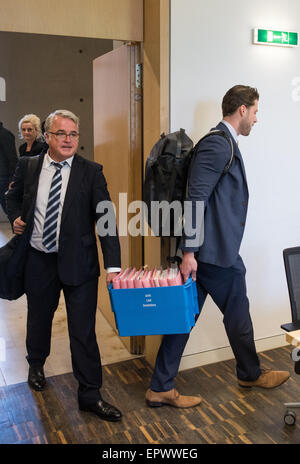 Die Anwälte der Beklagten Mario K. (nicht abgebildet), Christian Loedden (R) und Axel Weimann eine Kiste voll mit Dateien zu tragen, wie sie den Gerichtssaal zu Jahresbeginn eine Anhörung im Rahmen der so genannten "maskierte Mann" Prüfung an das Landgericht in Frankfurt/Oder, Deutschland, 22. Mai 2015 in Kraft. Foto: Patrick Pleul/dpa Stockfoto