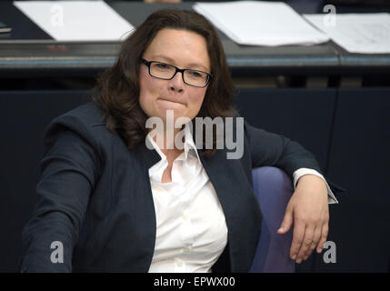 Berlin, Deutschland. 22. Mai 2015. Bundesministerin für Arbeit und soziale Angelegenheiten Andrea Nahles (SPD) reagiert während einer Sitzung des Bundestages in Berlin, Deutschland, 22. Mai 2015. Foto: Rainer Jensen/Dpa/Alamy Live-Nachrichten Stockfoto