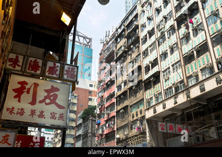 dh des Voeux Road West SHEUNG WAN HONGKONG Alt Hong Kong Wohnungen chinesische Kalligrafie kennzeichnet den westlichen Bezirk, in dem China untergebracht ist Inselstadt Stockfoto