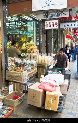 dh des Voeux Road West SHEUNG WAN HONGKONG getrocknet Lebensmittel Lieferung Western District Geschäfte Mann chinesischen Shop box asiatisch china Deliveryman Stockfoto