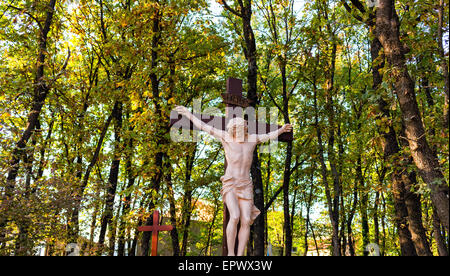 Aus Holz Kreuz Kreuzigung auf Mount Podbrdo, Berg der Erscheinung mit Blick auf das Dorf von Medjugorje in Bosnien Ed Erzegovina Stockfoto