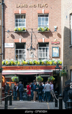 Menschen trinken vor der historischen Fuller Pub, das Lamm & Flag in der Rose Street, Covent Garden, London. Stockfoto