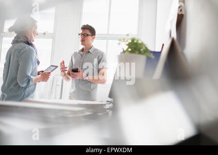 Mann und Frau, die im Büro arbeiten Stockfoto