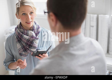 Mann und Frau im Gespräch im Büro Stockfoto