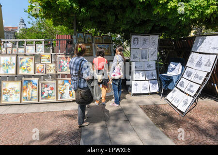 Die Outdoor-Antiquitäten/Flohmarkt im Zentrum von Sofia, Bulgarien verkauft eine Mischung aus Kunst und Trödel Stockfoto