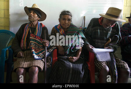 Maya Ureinwohner warten um zu sehen, Arzt Klinik kostenlos zur Verfügung gestellt von NPO in Nahuala, Solola, Guatemala. Stockfoto