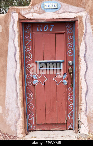 Adobe-Haus-Tür in Santa Fe, New Mexico, USA. Stockfoto