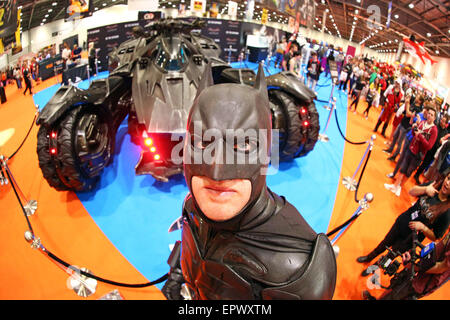 London, UK. 22. Mai 2015. Ein Fan als Batman Posen vor das Batmobil MCM Comic Con bei Excel in London, wo Fans in fantastischen Kostümen als ihre Lieblings Comic, Film, Cosplay oder Fantasy Charakter verkleidet während sie genossen eine große Konvention catering für alte Favoriten und neu, verkleidet. Bildnachweis: Paul Brown/Alamy Live-Nachrichten Stockfoto