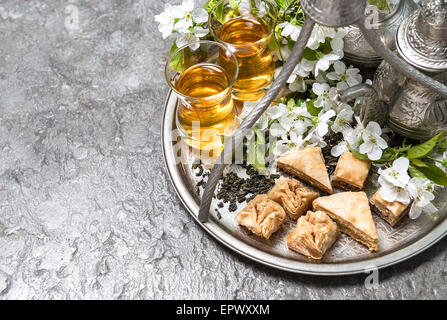 Tee Gläser und Topf, traditionelle Freude Baklava. Islamische Feiertage Dekoration. Orientalische Gastfreundschaft Konzept Stockfoto