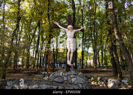 Aus Holz Kreuz Kreuzigung auf Mount Podbrdo, Berg der Erscheinung mit Blick auf das Dorf von Medjugorje in Bosnien Ed Erzegovina Stockfoto