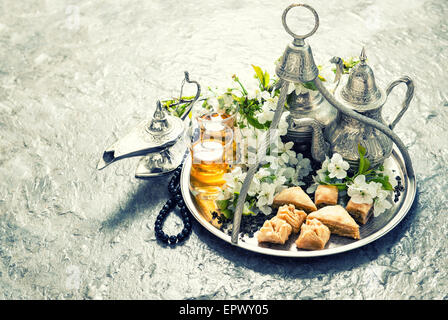 Teekanne und Gläser, traditionellen orientalischen Genuss Baklava. Islamische Feiertage Dekoration. Vintage-Stil getönten Bild Stockfoto