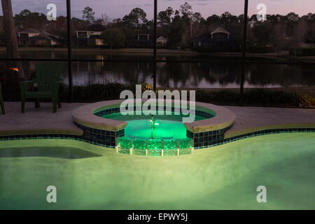 Nacht-Zeit Luxus Haus Schwimmbad und Screened-In Deck, Florida, USA Stockfoto