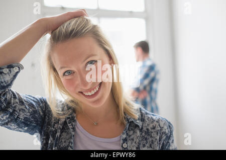 Porträt der Frau, defokussierten Mann im Hintergrund Stockfoto