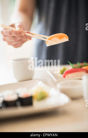 Nahaufnahme von Frau Sushi Zubereitung Stockfoto