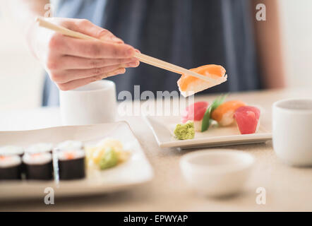 Nahaufnahme von Frau Sushi Zubereitung Stockfoto